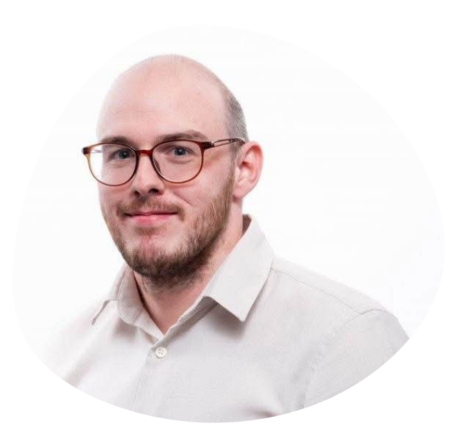 Zac_egg-shape-frame-e1764066272280